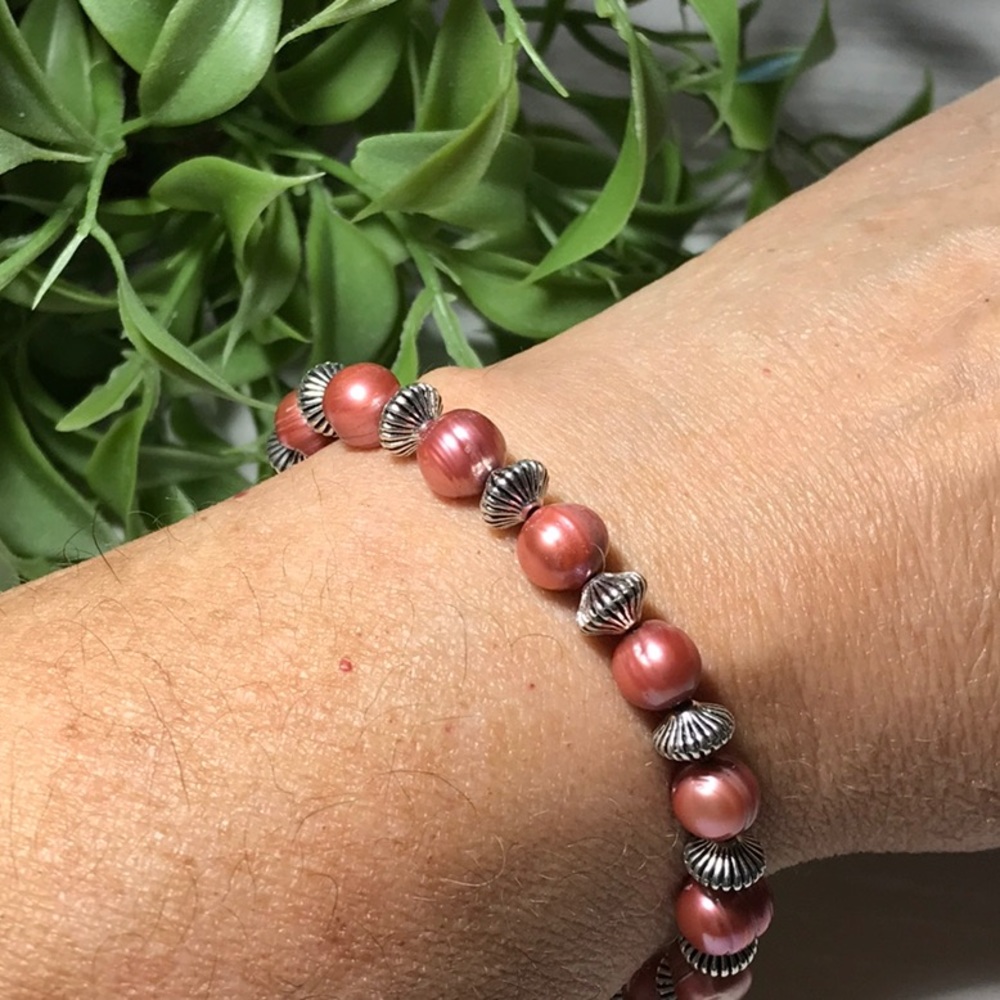 🌷 NEW! Beautiful Freshwater Pearl and Silver Tone Bead Bracelet🌷